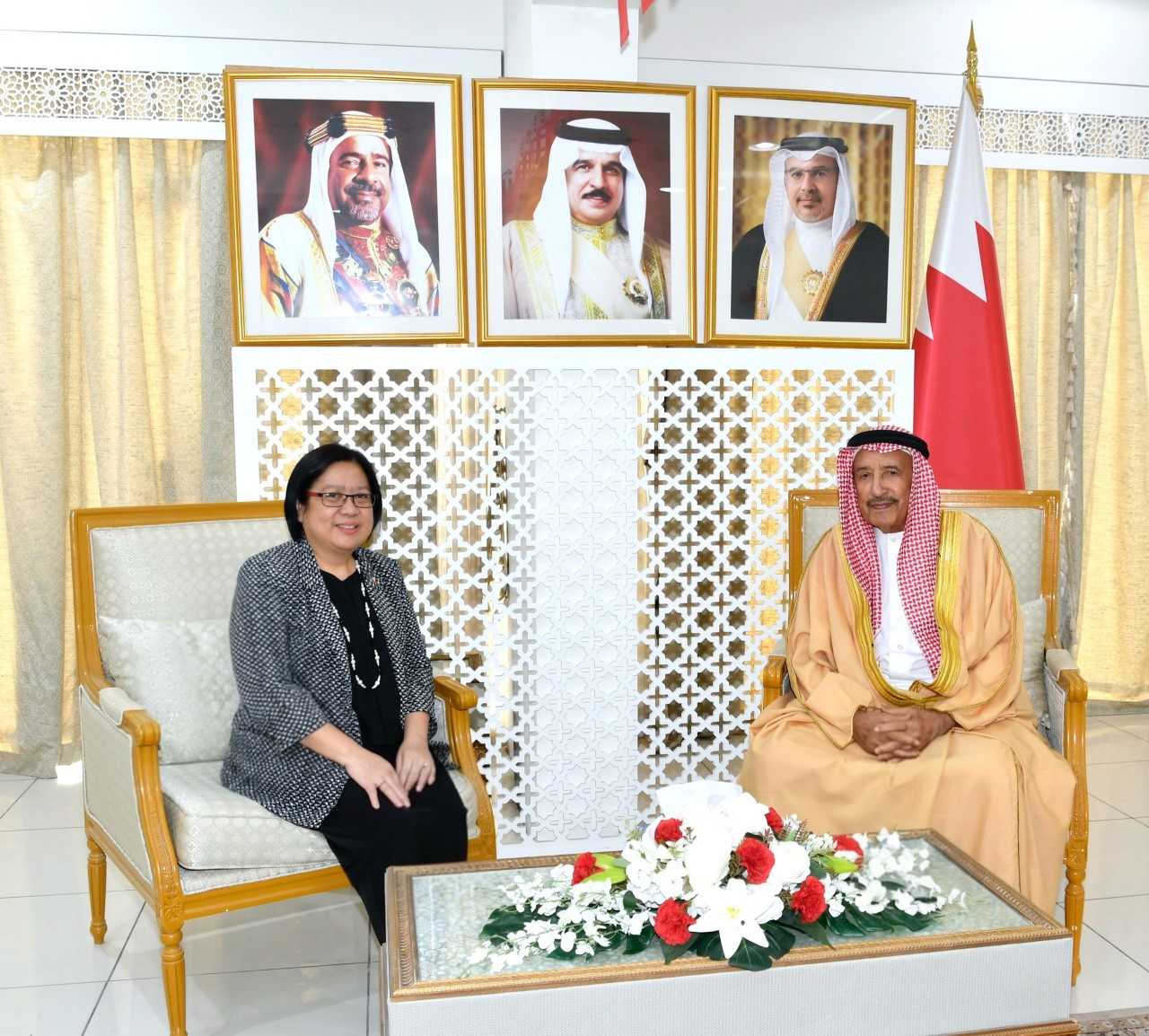 محافظ المحرق يستقبل سفيرة جمهورية الفلبين لدى مملكة البحرين بمناسبة انتهاء فترة عملها<